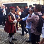 O povo saúda nas ruas o Alcaide D. Nuno